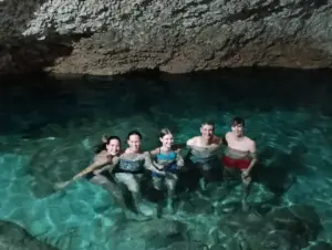 Vue intérieure du cénote TaakBi Luum avec grotte souterraine et eau cristalline en Riviera Maya