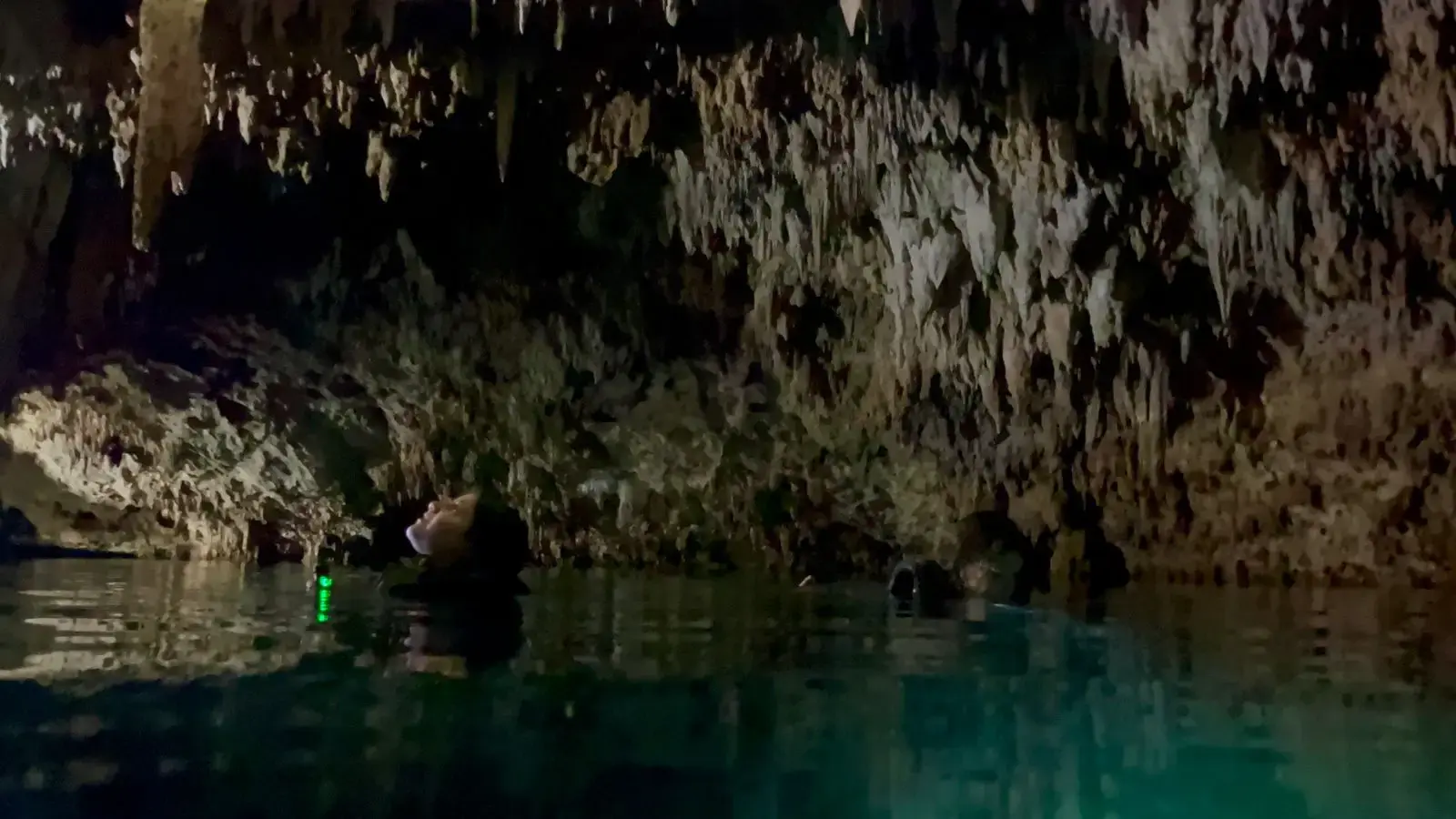 Petit groupe accompagné d’un guide francophone au cénote TaakBi Luum en Riviera Maya