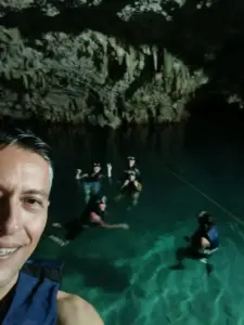 Petit groupe accompagné d’un guide francophone au cénote TaakBi Luum